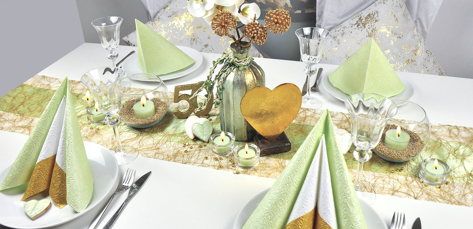 Tischdekoration in Gold und Hellgrün zur Goldenen Hochzeit