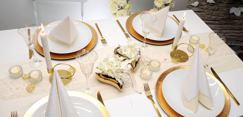 Tischdekoration Hochzeit in Creme und Gold