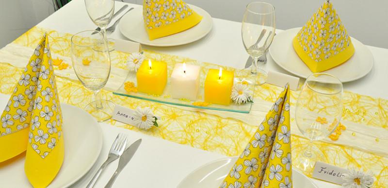 Sommerliche Tischdekoration in Gelb und Weiß mit Margeriten