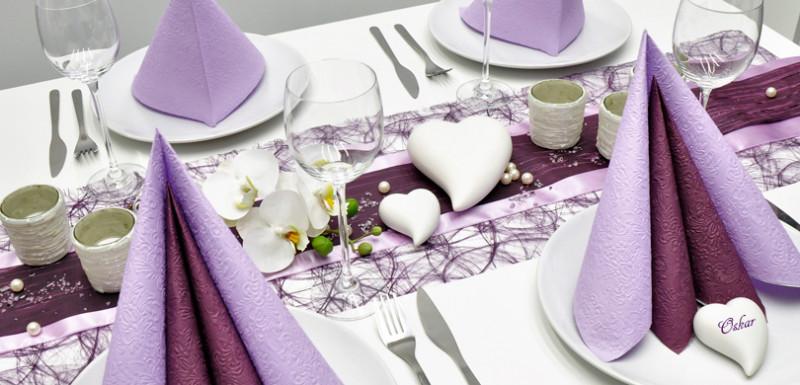 Tischdekoration in Aubergine und Flieder zur Hochzeit