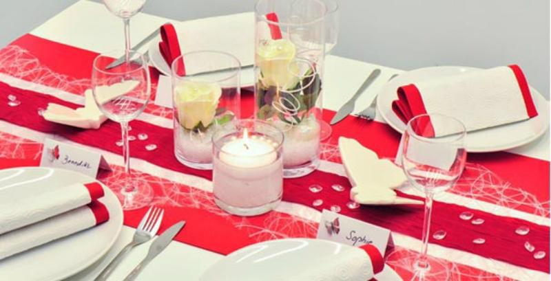 Tischdekoration in Rot und Weiß zur Hochzeit