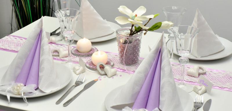 Tischdekoration in Flieder und Weiß mit Magnolie