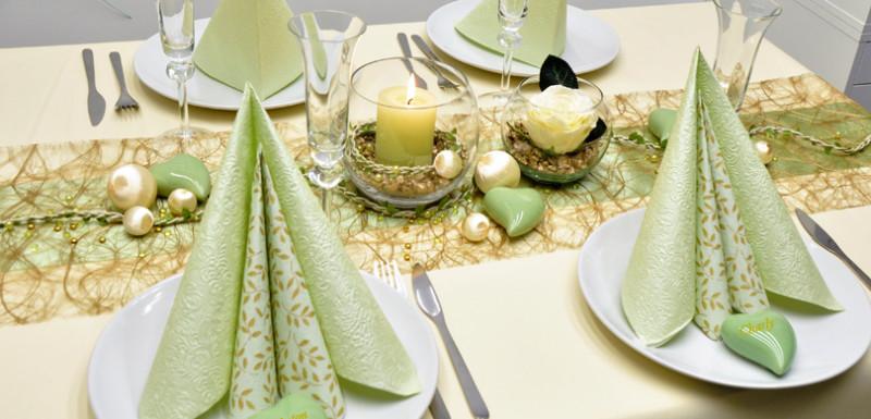 Tischdekoration in Gold und Hellgrün