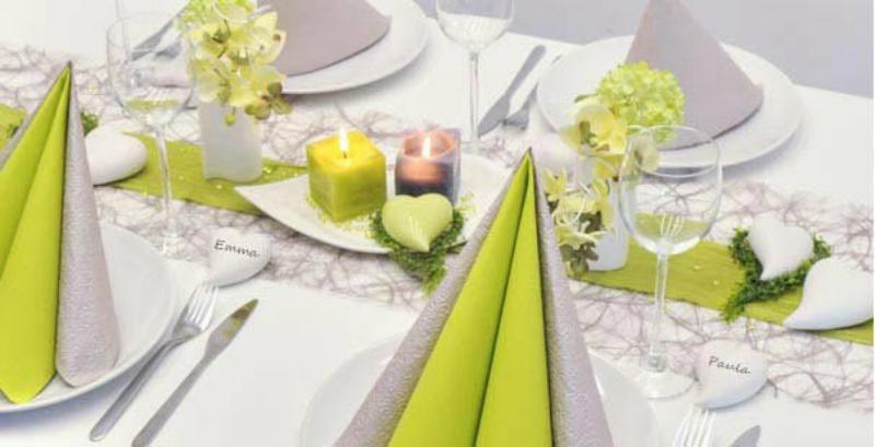 Tischdekoration in Grün und Taupe zur Hochzeit