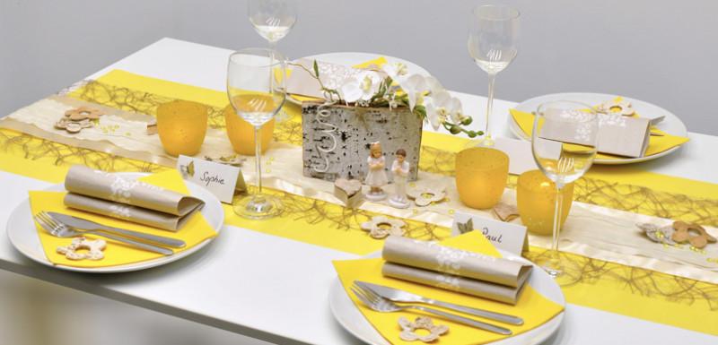 Tischdekoration in Taupe und Gelb zur Hochzeit