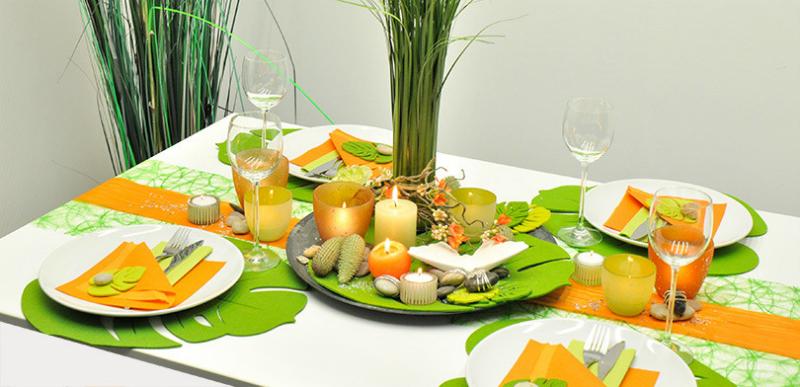Tischdekoration in Grün und Orange mit Monsterablatt