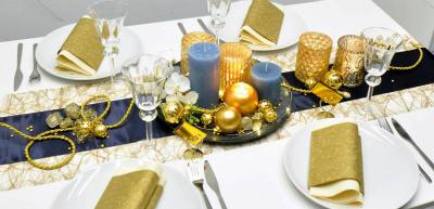 Tischdekoration in Gold und Blau zur Hochzeit
