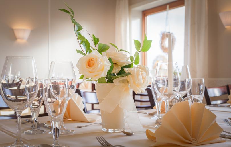 Hübsche Tischdekoration mit Blumen und diversen Gläsern - Tisch richtig decken