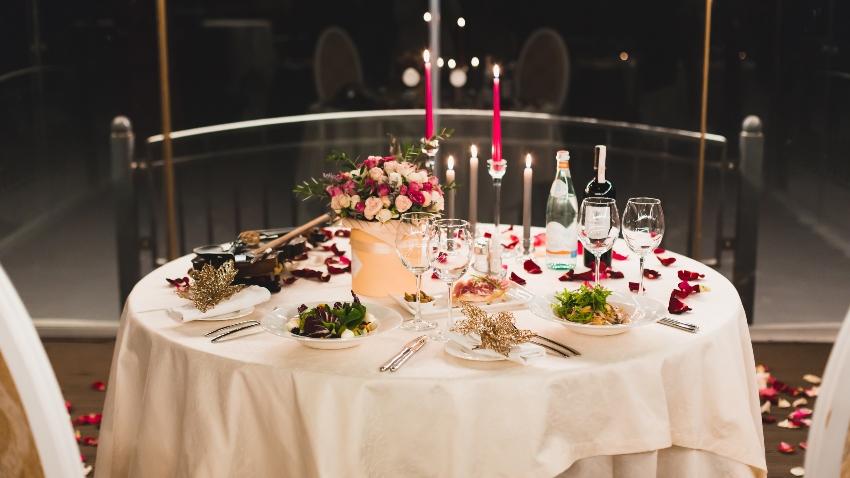 Romantische Valentinstagsdeko für den Tisch - Tischdeko Magazin