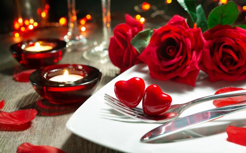 Gedeckter Tisch zum Valentinstag