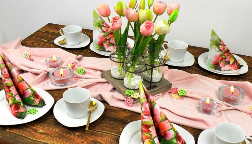 Frühlingshafte Tischdekoration Tulpen auf Hellrosa Softsamt - Osterdeko 2022