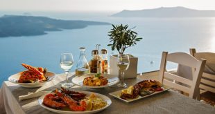 Essen mit Blick von oben aufs Meer - Mittelmeer-Deko