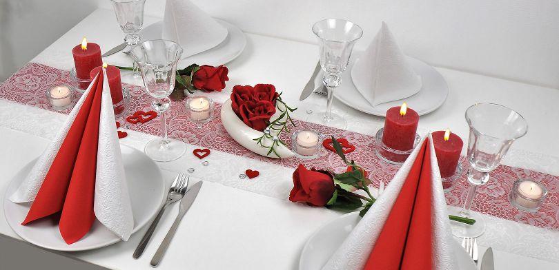 Tischdeko mit Herzen und Rosen