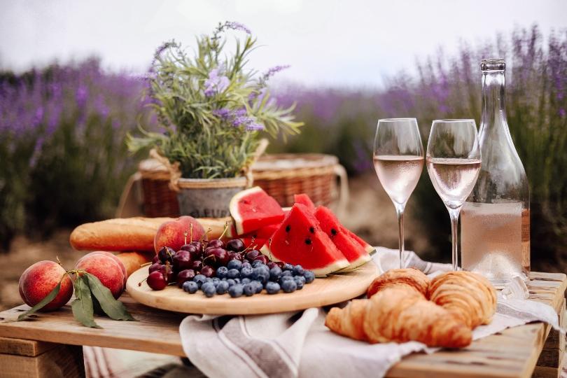 Frühstücksteller in der Region Provence mit Lavendelfeld im Hintergrund - Tischdeko im Provence-Stil