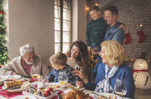 Familie an Weihnachten - Deko für den weihnachtlichen Tisch