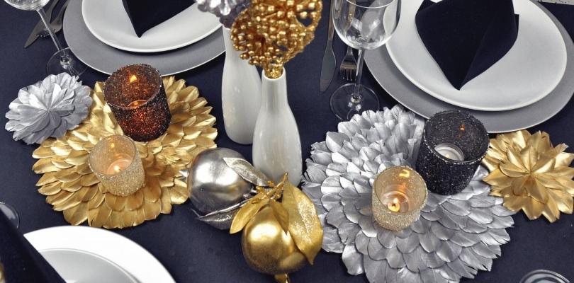 Tischdekoration in Schwarz, Gold und Silber für die festliche Silvesterparty