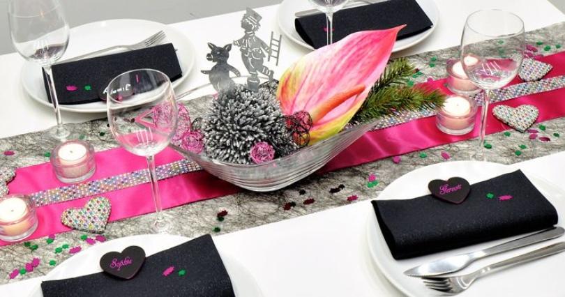 Silvester-Tischdekoration in Schwarz und Pink