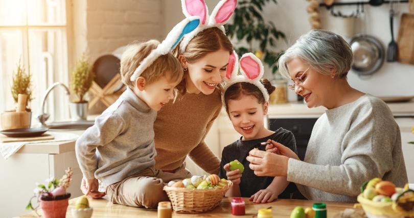 Das Osterfest mit Kindern und Großmutter