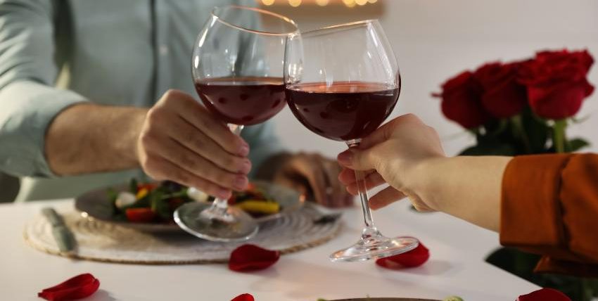 Paar stößt mit Wein festlich an - Schöne Ideen zum Jahrestag