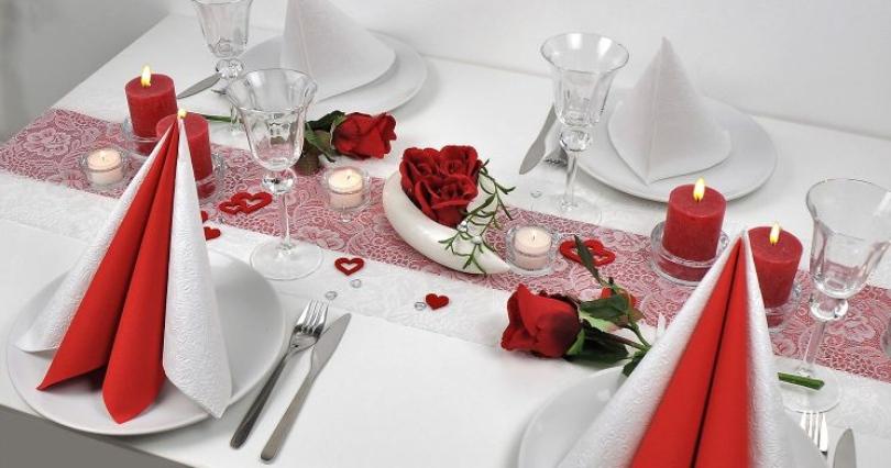 Tischdekoration Rote Rosen in Rot und Weiß - Schöne Ideen zum Jahrestag