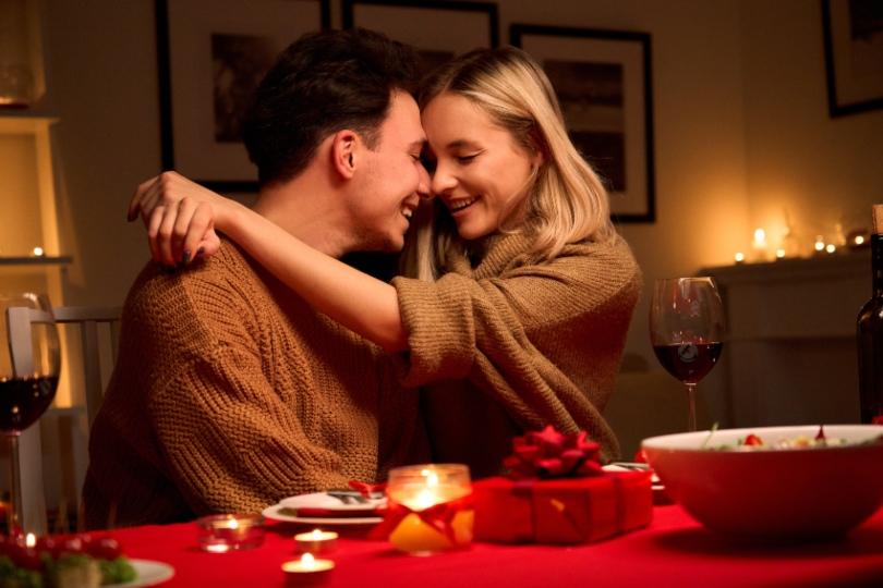 Junges Paar umarmt sich verliebt - Schöne Ideen zum Jahrestag