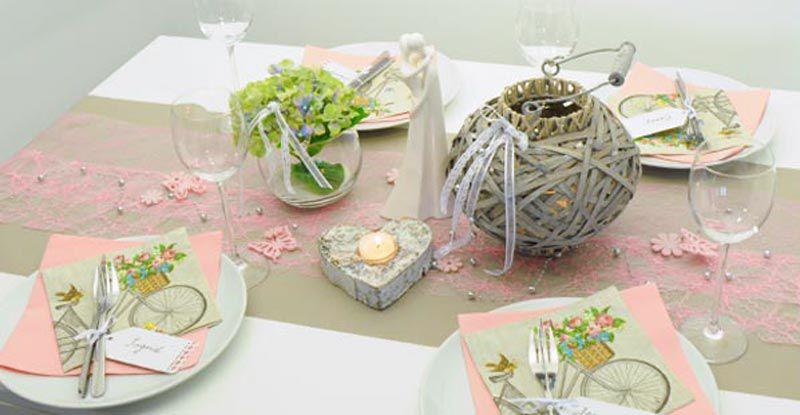 Tischdekoration im Vintage Look in Rosa kombiniert mit Greige