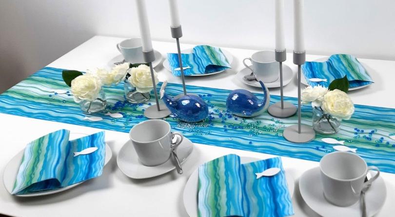 Tischdekoration Wave mit Tischläufer und passender Serviette mit Wellenmotiv