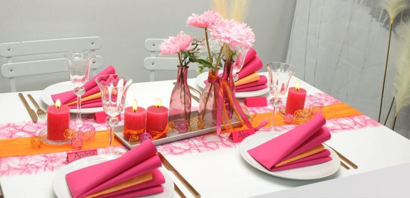 Sommerliche Tischdekoration in Pink und Orange