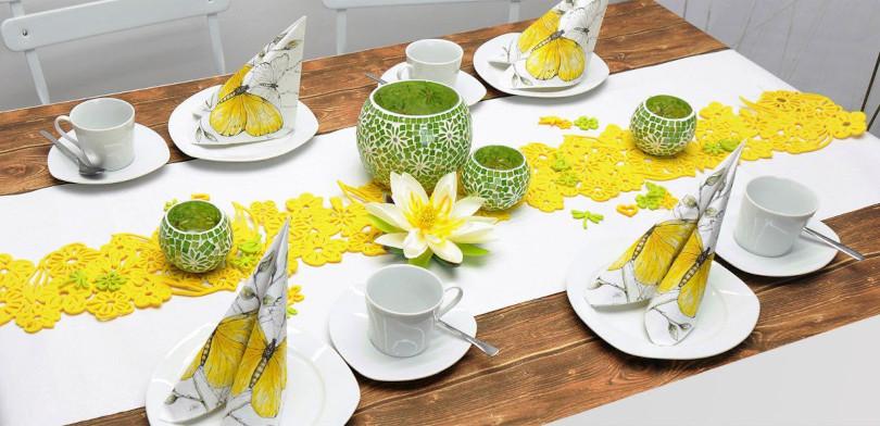 Sommerliche Tischdekoration in Gelb mit Lotusblüten