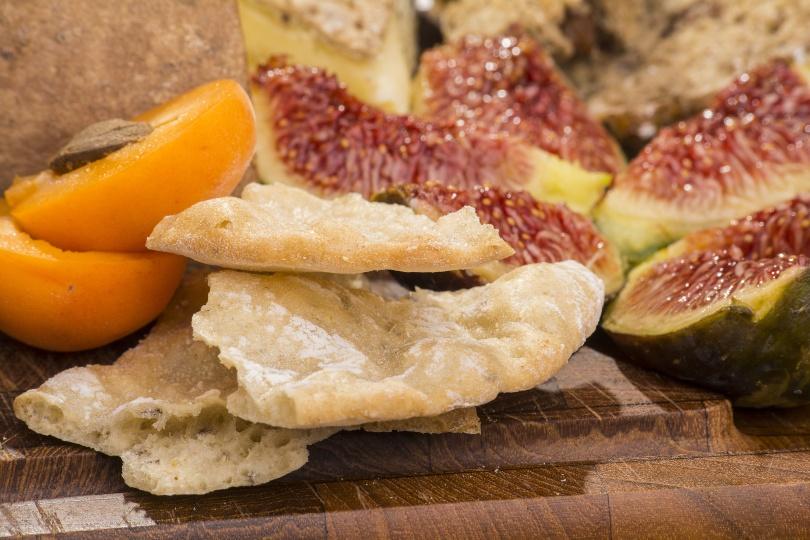 Schüttelbrot mit Pfirsich und Feigen - Jause auf vegetarische Art