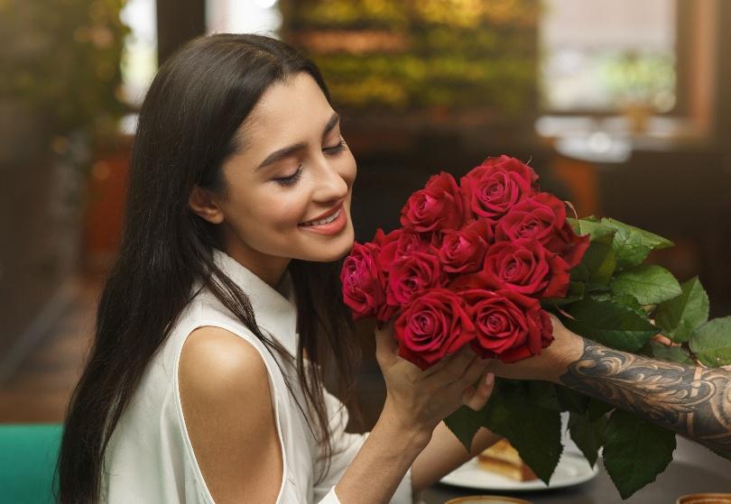 Frau bekommt Rosenstrauß - Ideen zur Rosenhochzeit