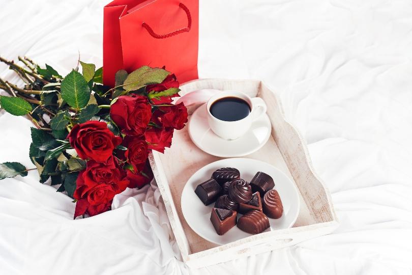 Rosen, Kaffee, Pralinen im Bett - Ideen zur Rosenhochzeit
