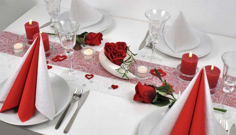 Tischdekoration Rote Rosen in Rot und Weiß zur Hochzeit