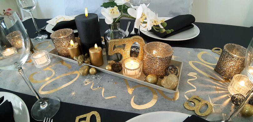 Glamouröse Tischdekoration zum 50. Geburtstag in Schwarz Gold