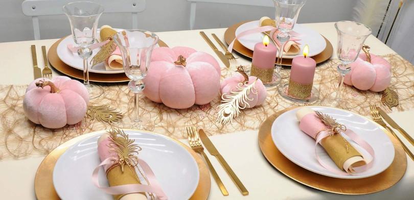 Exklusive Tischdekoration Herbst mit rosa Samt-Kürbissen