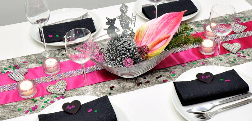 Silvester-Tischdekoration in Schwarz und Pink