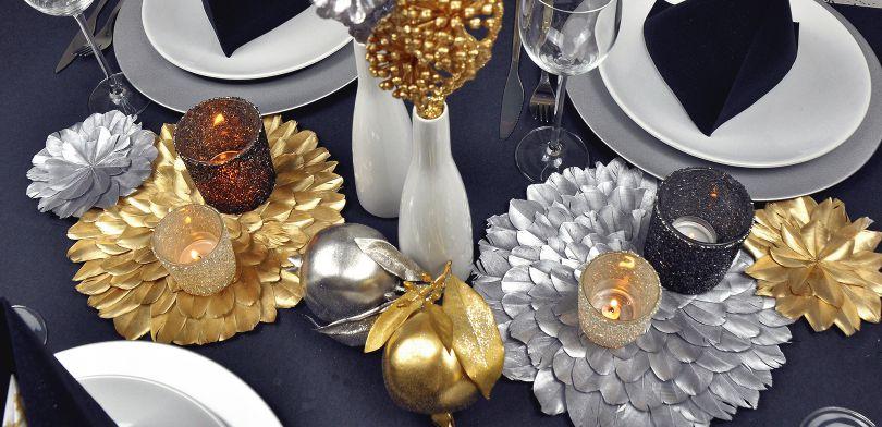 Tischdekoration in Schwarz, Gold und Silber für die festliche Silvesterparty