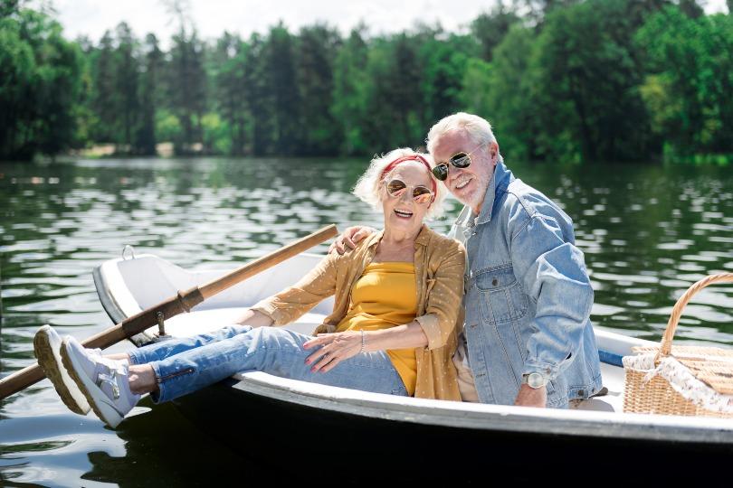 Altes Paar auf einem Paddelboot - 50 Jahre verheiratet