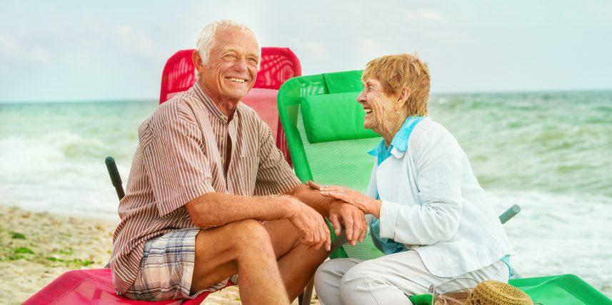 Altes paar am Strand - 50 Jahre verheiratet