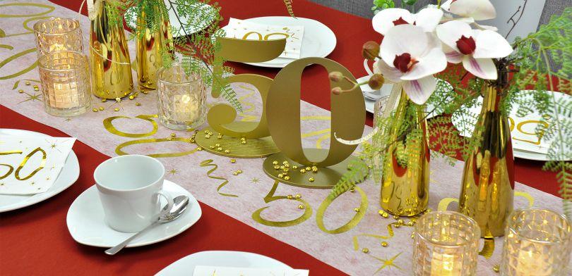 Tischdekoration zur Goldenen Hochzeit in Bordeaux kombiniert mit Gold