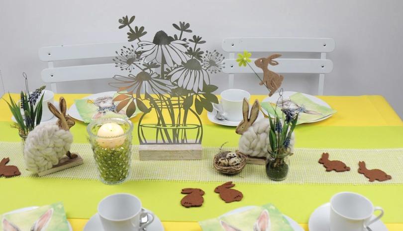 Tischdeko zu Ostern in Gelb und Grün mit trendigem Blumenkorb