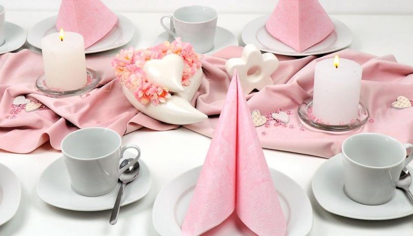 Muttertags-Tischdeko mit Kirschblüten-Herz in Rosa