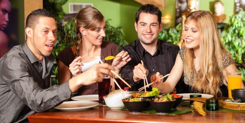 Junge Leute essen asiatisch - Asiatischer Abend