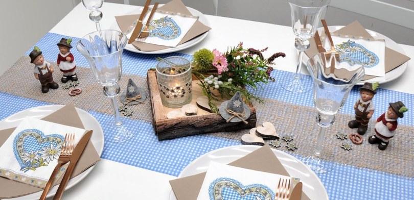  Bayrische Tischdeko mit Blau-Weiß kariertem Tischband und trendiger Jute - Oktoberfestdeko