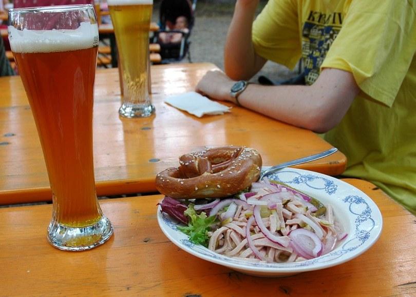 Bayerischer Wurstsalat mit einem Weißbier