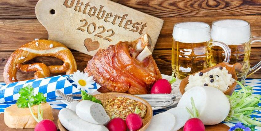Oktoberfest 2022 mit Bier, traditioneller Küche und Dekoration