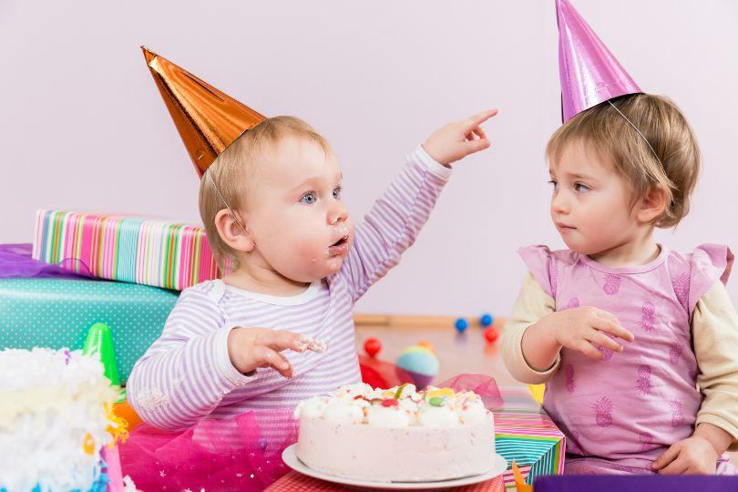 Zwei Kleinkinder mit Geburtstagstorte - Geburtstag für Kleinkinder