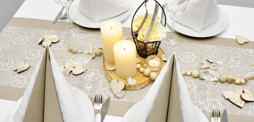 Vintage Look in Greige mit weißer Spitze für Ihre Tischdekoration - Tischdeko zur Winterhochzeit