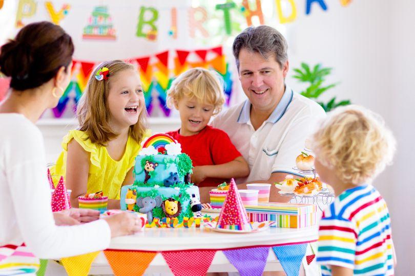 Familie mit 3 Kindern feiert einen Geburtstag