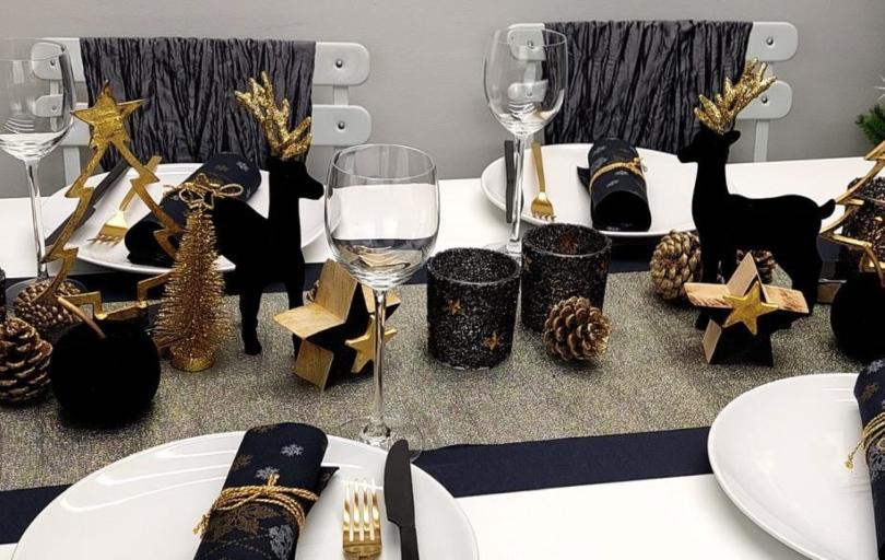 Tischdeko zu Weihnachten mit Hirsch in Schwarz und Gold